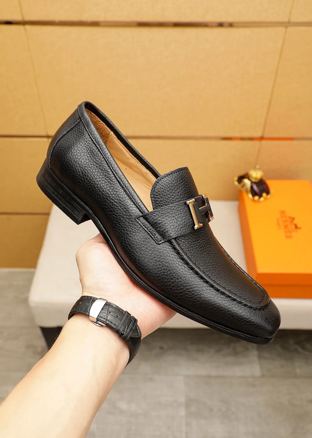 Men's shoes 💰460 💐 Product trademark: HERMES "Hermès" casual leather shoes Regular size: 38-44 (45.46🉑️customized) Product materials: Selected imported first-layer pebbled calfskin upper + luxury hardware buckle, imported water-dyed 🐂 cowhide lining. Strong three-dimensional visual effect, combined outsole Color: 2⃣️seed leather materials optional